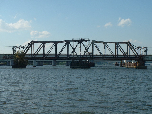 Swing rail bridge over Potomac 2